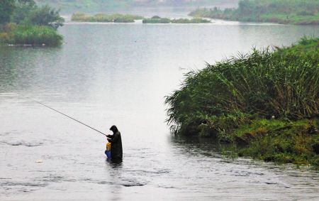 夏季雨天野钓选位技巧 