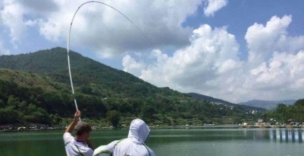 野钓水底有酱层和水草怎么调钓